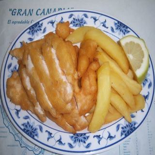 Pechuga de pollo frita con patatas fritas