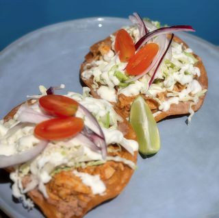 Tostadas De Tinga (2 unids.)