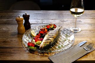 Lup de mare cu legume la grătar