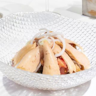 Ensalada de bonito de campaña, cebolleta dulce y tomate de temporada