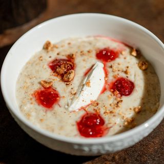 Овсяная каша с творожным сыром и ягодным компоте