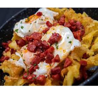 Huevo rotos con chorizo