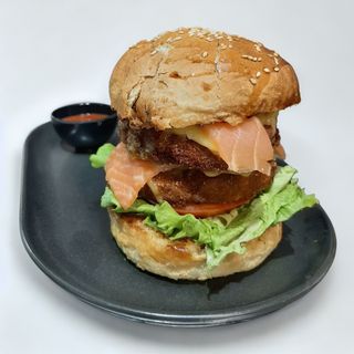 Fish burger sa dimljenim lososom