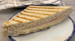 Sandwich De Jamón York Y Queso