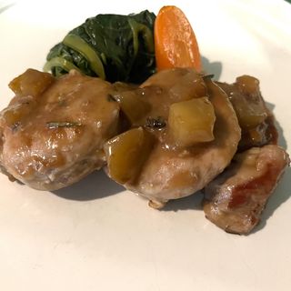 Filetto di maialino con mele annurche e prugne