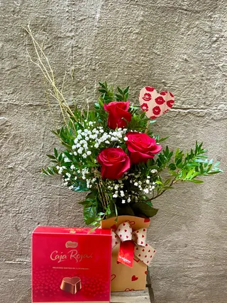 Jarrón resistente al agua con tres rosas y caja de bombones.