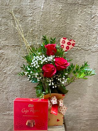 Jarrón resistente al agua con tres rosas y caja de bombones.