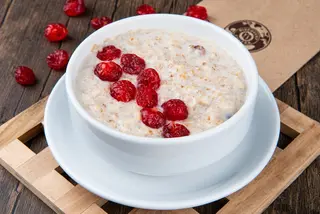 Каша овсяная с вяленой вишней