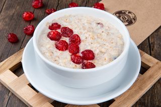 Каша овсяная с вяленой вишней