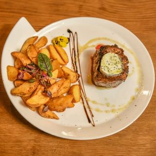 Biftek na žaru sa dinstanim povrćem i aromatičnim krompirom 450 gr