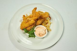 Crispy de pui, cartofi prăjiţi și sosul eden