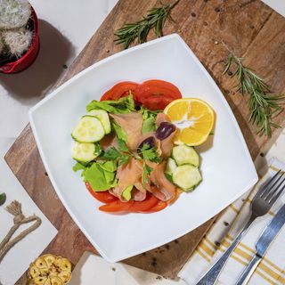 Salată cu somon fume