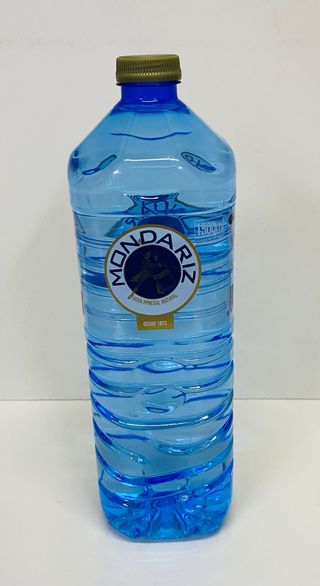 Botella de 1.5 L de agua Mondariz