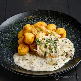 Филе судака в грибном соусе с картофельными дольками