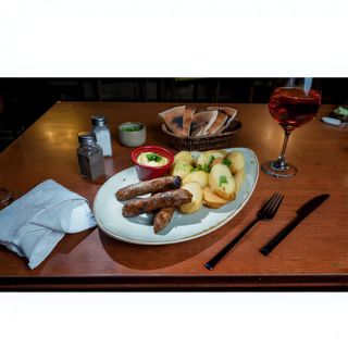 Carnati Bistro cu cartofi romanesti si mustar