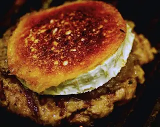 Burguer cabra. Con patatas y salsa!