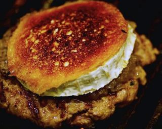 Burguer cabra. Con patatas y salsa!