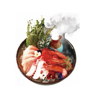 129. Sashimi mixto con camarones peonia (11 pzs.)