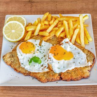 Milanesa Caballo (2 huevos fritos) + Patatas Fritas o Ensalada. Schnitzel