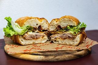 Porchetta, pecorino, cipolle, caramellate