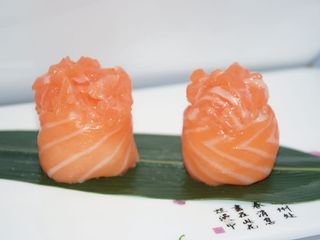 55. Gunkan spicy salmon - 2 pezzi