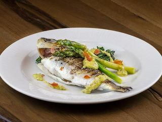 Dorada regală cu legume la jar