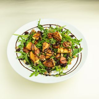 Sałatka Janosika z grillowanym serkiem góralskim