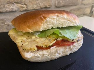 Grilovano belo meso sa sirom u lepinji