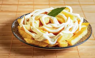 Patatas Fritas Con Salsa Alioli