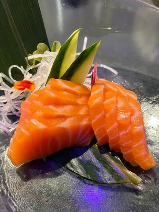 63. Sashimi salmón (8 pzs.)