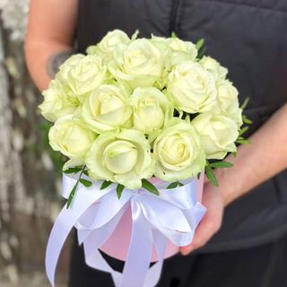 21 біла троянда в шляпной коробці