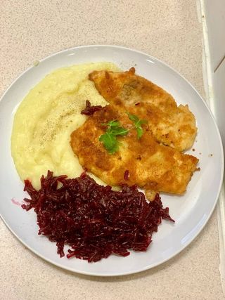 Kotlet z kurczaka Z  puree  i buraczkami