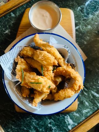 Хрупкаво пиле с дип от синьо сирене (300г)