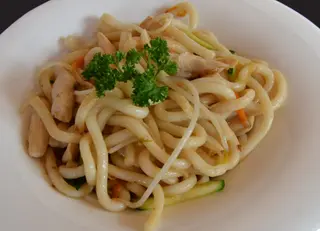 37. Udon con pollo e verdure