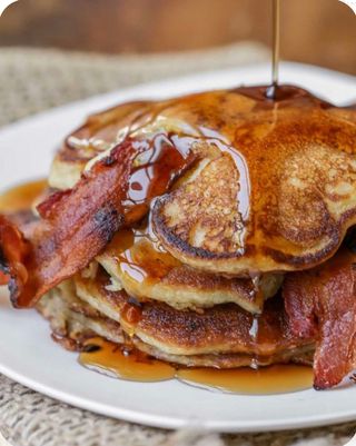 Tortitas Con Huevo Frito Y Bacon