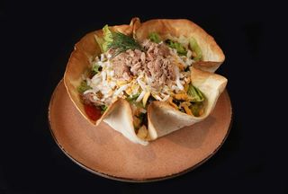 Салата с риба тон и сос фета