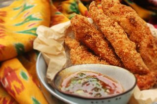 ქათმის ჩხირები ტკბილი ჩილის სოუსით