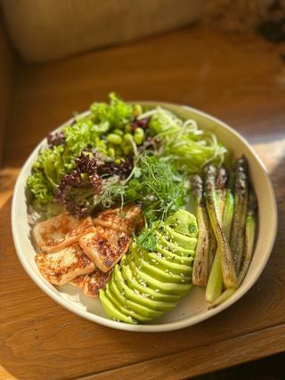 Боул з сиром халумі та спаржею