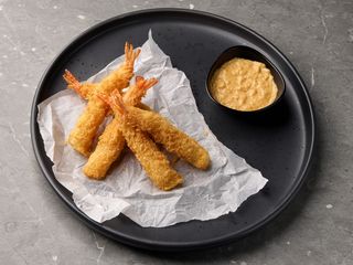 Креветка темпура з соусом Том Ям