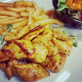 Gyros drobiowy z frytkami  i surówką