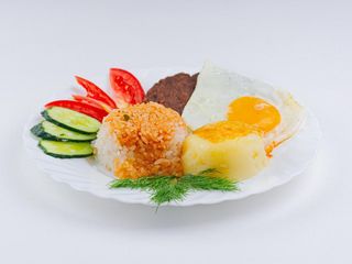 Бифштекс с яйцом и гарниром