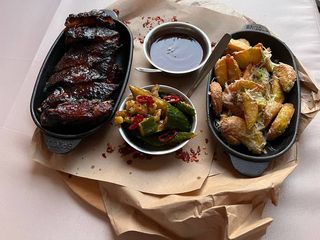 Ребра BBQ з картоплею та битим огірком (700g)