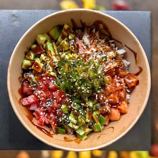 Поке сьомга и тон