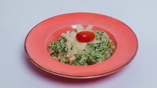 Zeleni rižoto sa lososom i tikvicama