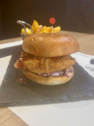 Hot bird con patatas fritas