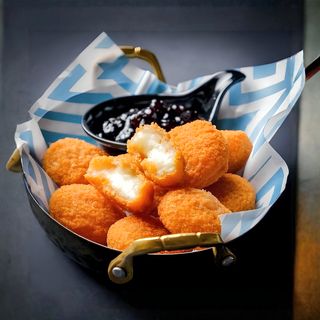 Панирани сиренца със сладко от боривинки