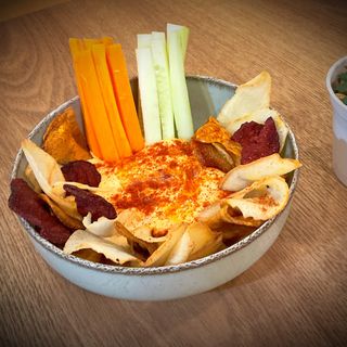 Hummus bastoncitos de verduras y veggie chips 
