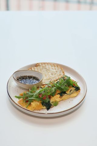 Омлет с грибами и шпинатом