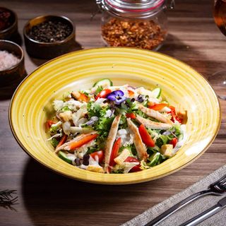 Salată Caesar cu piept de pui