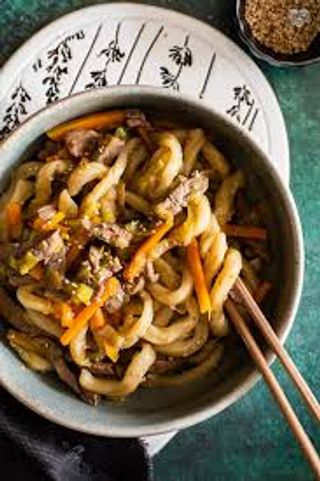 Yaki udon con manzo